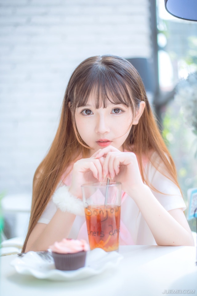 “已经被看压在军营之中，此人虽然愚忠，却也不失为一条汉子，平日里待我们不错，若非刘璋无道，我等也不愿意与他为难，还望先生莫要怪罪。”邓贤苦笑道。